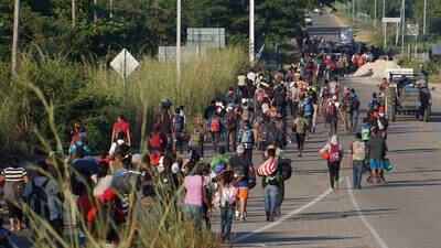 Embajador Ken Salazar reconoce “camino doloroso” de caravana migrante