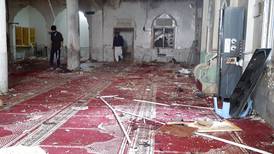 Atentado suicida en mezquita de Pakistán deja 56 muertos 