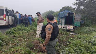 Vuelca camión con más de 100 migrantes en Veracruz tras evadir retén de la Guardia Nacional