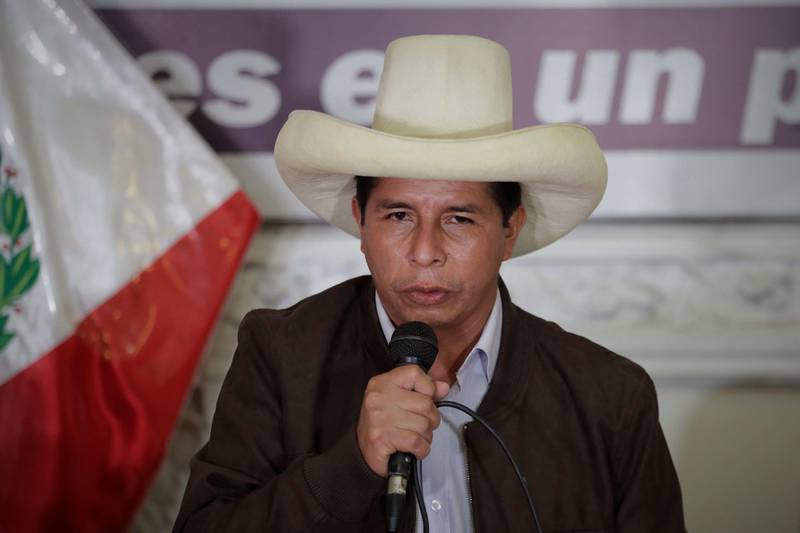 Autoridades peruanas detuvieron a Pedro Castillo horas después de que anunciara la disolución del Congreso en Perú