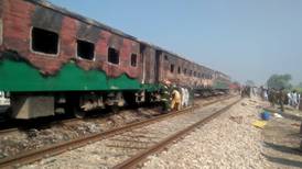 74 personas mueren en incendio de tren de pasajeros en Pakistán