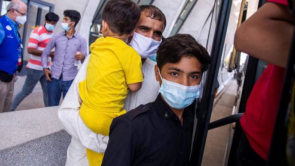 Vacunación contra COVID en Afganistán cae casi 80% tras regreso de talibanes