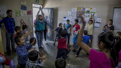 Escuelas en las fronteras norte y sur de México reciben a niñas y niños migrantes