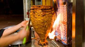 Mesero de taquería en Cancún insulta a comensales; los llama ‘piojos’ en el ticket