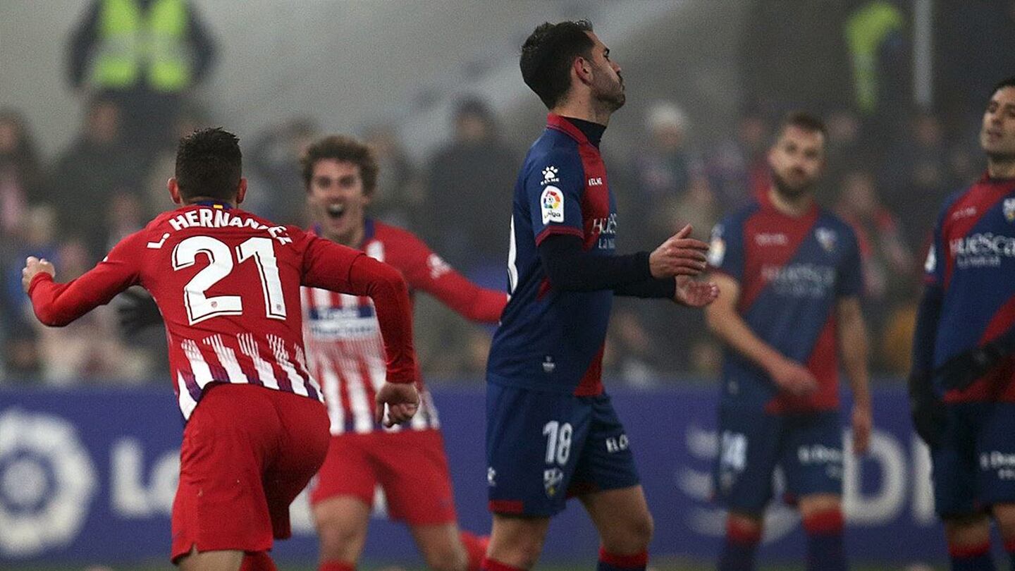 Ni la niebla pudo evitar la victoria del Atlético sobre el Huesca