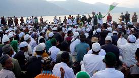 Musulmanes rezan en ciudad de Indonesia sacudida por sismo
