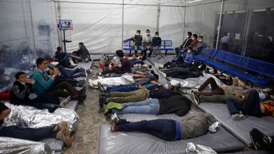 Crisis en la frontera: niños migrantes duermen hacinados en centro de detención en Texas