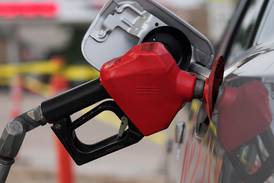 Gasolina en EU baja de los 4 por dólares por galón por primera vez en 5 meses