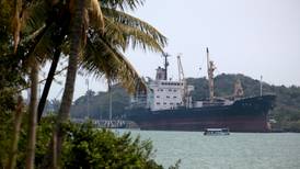 Capitanía de Coatzacoalcos asegura que es normal número de barcos detenidos en el puerto