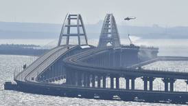 ¡Golpe a Putin! Ataque ucraniano daña puente que une Rusia con Crimea