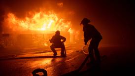 Bomberos luchan contra los incendios en el norte de California
