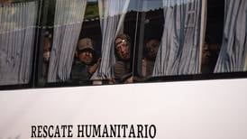 Migrantes se entregan por cansancio a autoridades migratorias en Veracruz
