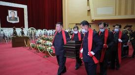 ¿Y la COVID? Kim Jong-un asiste a funeral de Estado sin cubrebocas y en plena crisis por el virus 
