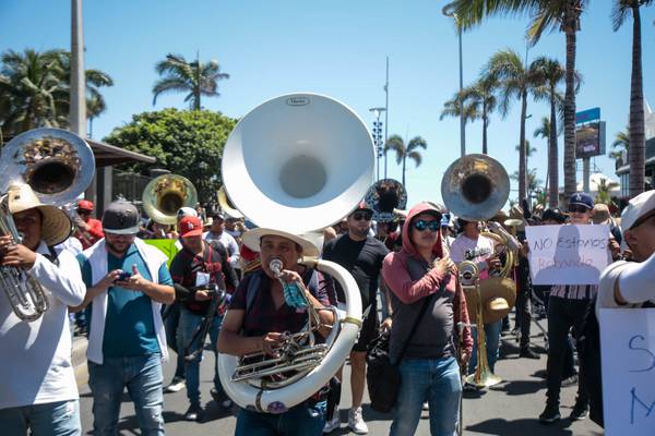 Música banda en Mazatlán:  Municipio y músicos acuerdan horarios para tocar en la playa
