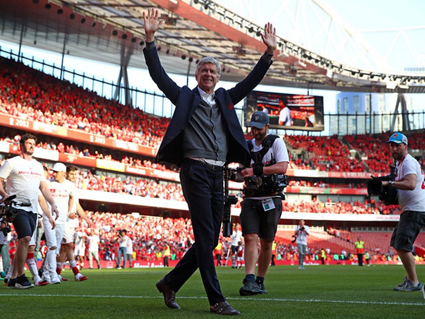 El Arsenal regala una goleada a Arsene Wenger en su adiós al Emirates
