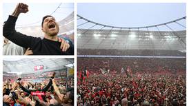 ¡Afición del Leverkusen celebra con invasión de campo su primer título de Bundesliga! (VIDEO)