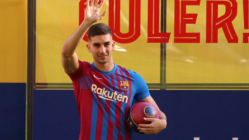 El futbolista fue presentado en Camp Nou (Reuters)