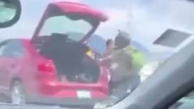EN VIDEO: Captan el momento en que un hombre lanza a un motociclista de puente vehicular 