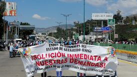 Normalistas de Guerrero bloquean la Autopista del Sol; exigen 653 plazas para docentes