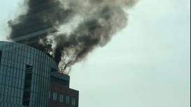 Reportan incendio en rascacielos de Bell en Montreal