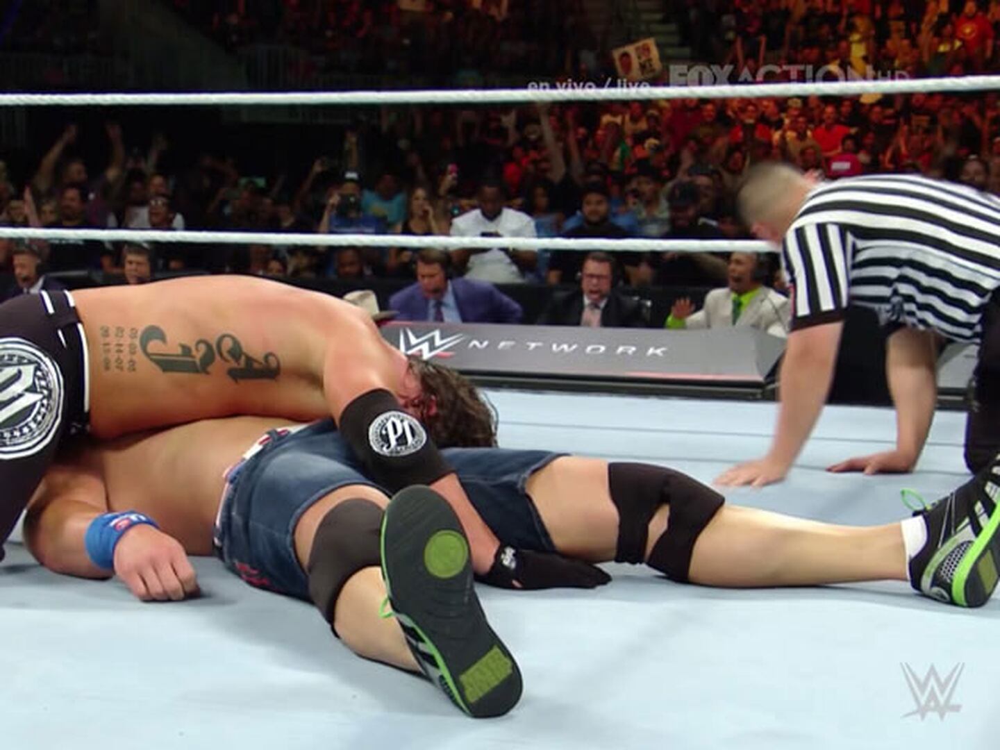 Con ayuda... AJ Styles venció a John Cena