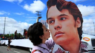‘Perdona si te hago llorar’: Recuerdan a Juan Gabriel con desfile en Ciudad Juárez 