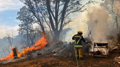 Incendio entre Cuernavaca y Ocuilan mantiene en alerta a familias por bancos de humo 