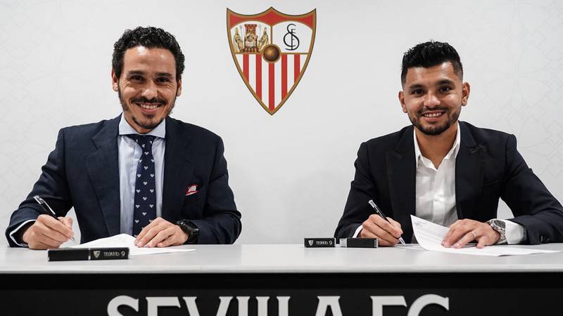 El mexicano firmó hasta junio de 2025 (Cortesía Sevilla FC)