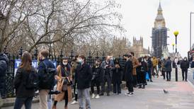 Reino Unido levanta restricciones por COVID; cubrebocas no será obligatorio en escuelas y espacios públicos