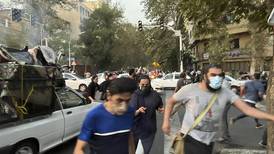 Caso Mahsa Amini: Protestan en Irán por muerte de joven detenida por llevar mal el velo