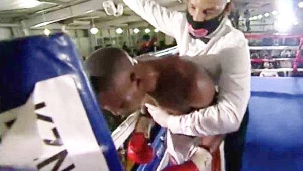 Fallece Simiso Buthelezi, boxeador que tiró golpes al aire y estaba en coma