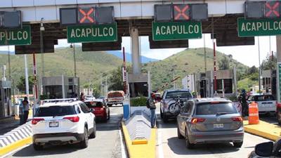 Normalistas de Ayotzinapa tomaron casetas en la Autopista del Sol para cobrar peaje durante más de cinco horas.