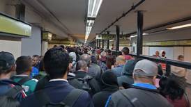 Metro CDMX: Línea 3 está completamente ‘colapsada’, se registran retrasos de hasta 20 minutos