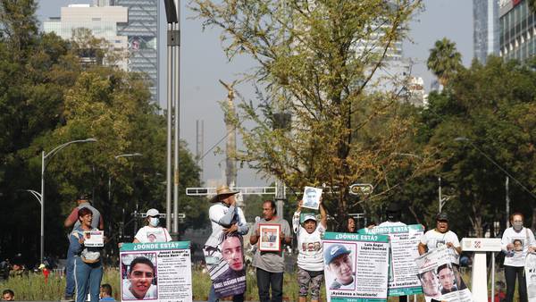 Familiares nombran ‘Guardián’ de las y los desaparecidos al ahuehuete de Reforma