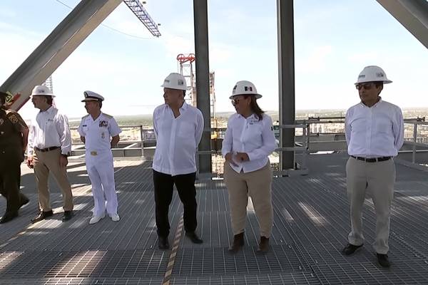 Nahle se ‘balconea’ en inauguración de refinería de Dos Bocas