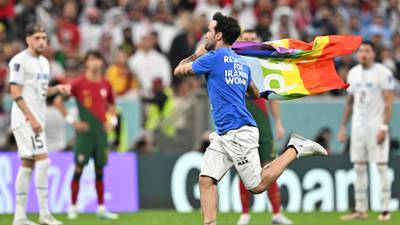 Aficionado con bandera LGBT+ invade la cancha durante partido Portugal vs. Uruguay