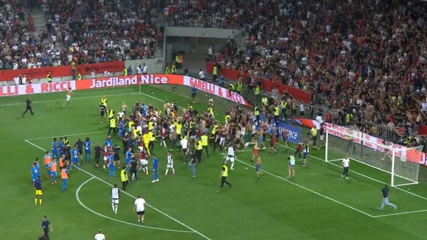 ¡Lamentables escenas en Francia! Ultras del Niza saltaron a la cancha para agredir a los jugadores del Marsella