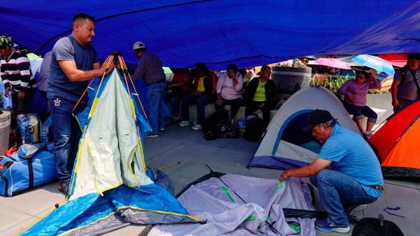 CNTE se planta en el Zócalo a 4 días de la marcha de la Marea Rosa