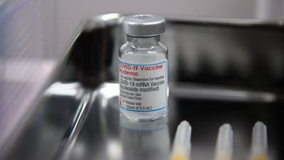 Refuerzo de a ‘micha’: EU se inclina por autorizar media dosis de vacuna COVID de Moderna