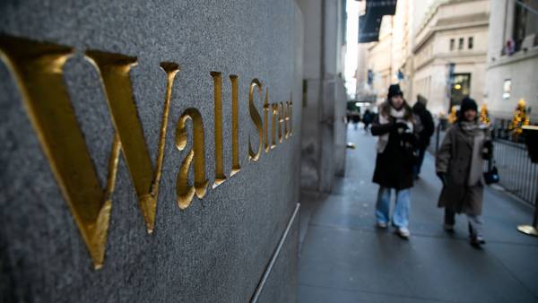 Wall Street mantiene operaciones mixtas tras mantenerse sin cambios la tasa de la Fed