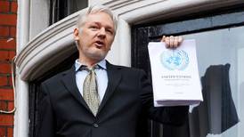 Juez en EU estudia pedido de revelar cargos contra Assange
