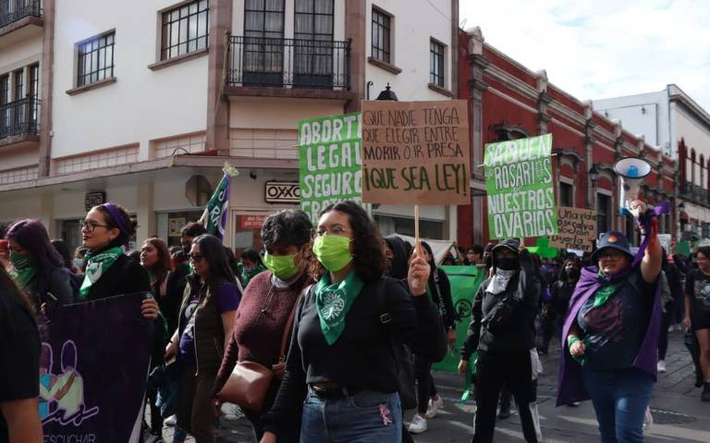 En Querétaro, las mujeres se manifestaron pacíficamente a favor del aborto.