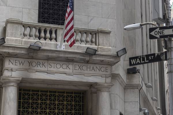 Wall Street cierra en tono mixto: Dow Jones avanza 0.4%, pero Nasdaq cae