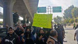 Policías de Nacucalpan protestan por falta de pago; bloquean el Palacio Municipal y Periférico