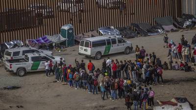 Gregg Abbott refuerza la seguridad en Eagle Pass ante cruce ilegal de migrantes