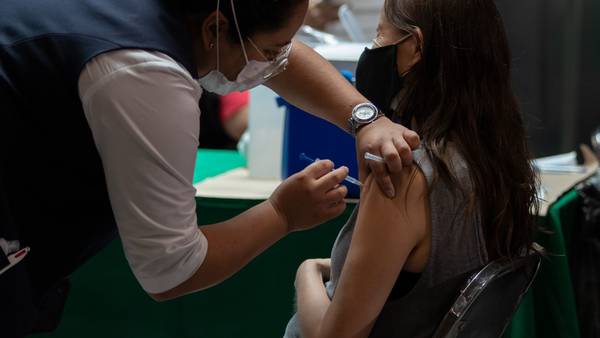 Aplican 280,400 nuevas dosis de vacunas COVID en México; total llega a 37.8 millones