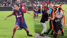 ¡Finta y atrapado! Ronaldinho ‘REGATEÓ’ a fan que quería una foto y policía lo detiene (VIDEO)