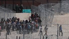 Migrantes ‘viven el sueño americano’: 400 personas cruzan por la fuerza a EU desde Ciudad Juárez