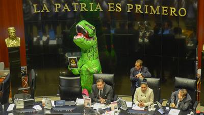 Xóchitl Gálvez, disfrazada de dinosaurio, protesta vs. reforma electoral: ‘será un Jurassic Plan’