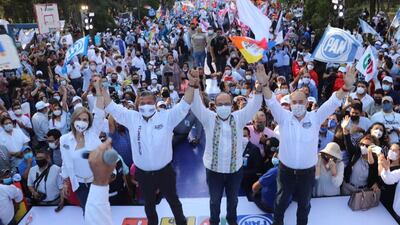 Felipe Calderón levanta la mano a candidato panista en SLP